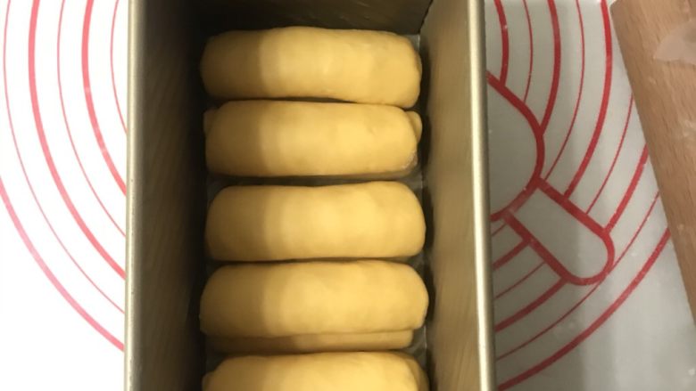 南瓜手撕吐司(中种法),上面再放5个