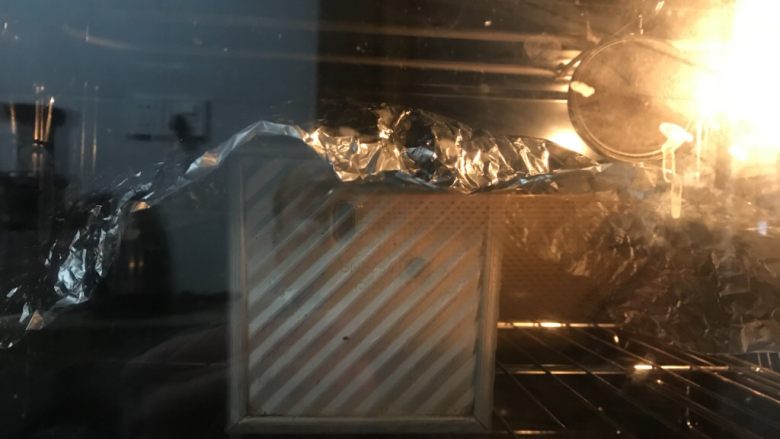 南瓜手撕吐司(中种法),送进提前预热好的烤箱中下层上下火170度42分钟,上色后立即加盖锡纸