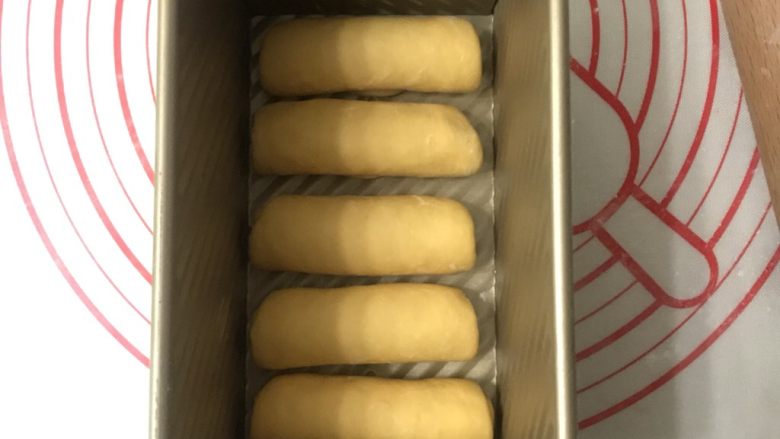 南瓜手撕吐司(中种法),吐司盒底下顺一个方向先放5个