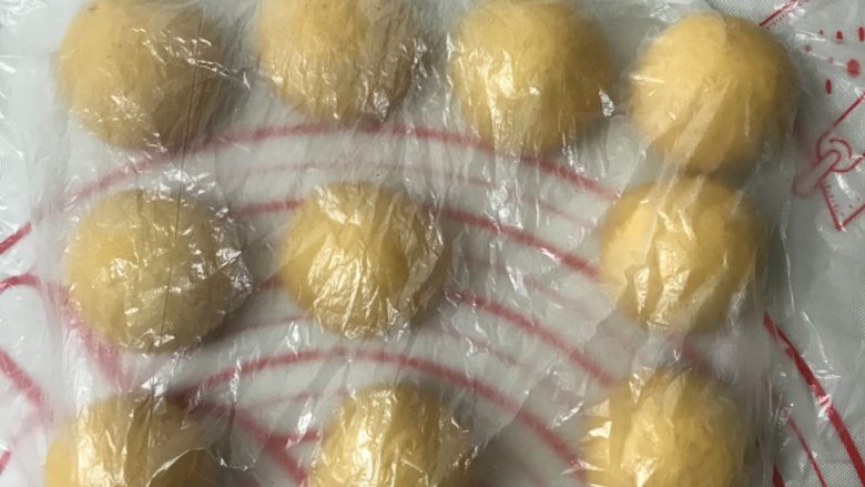 南瓜手撕吐司(中种法),揉圆盖上保鲜膜松弛15一20分钟