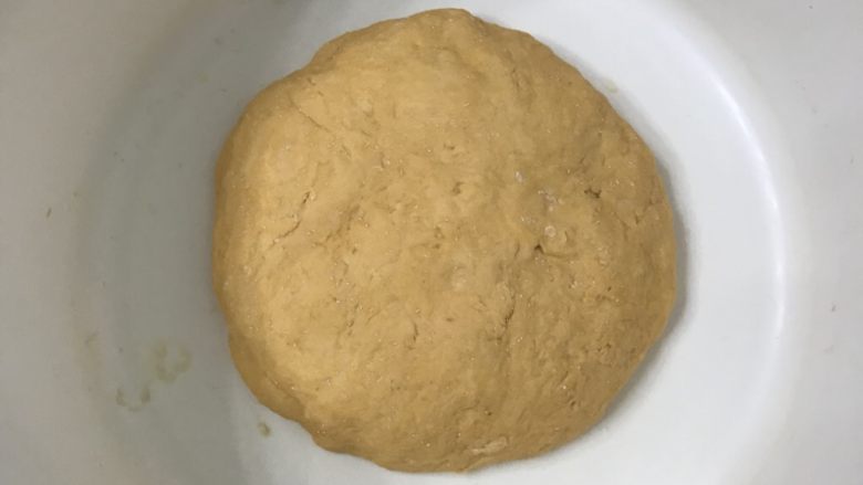 南瓜手撕吐司(中种法),揉成无干粉面团即可,盖上盖子室温下放置1小时后再放入冰箱冷藏24小时左右