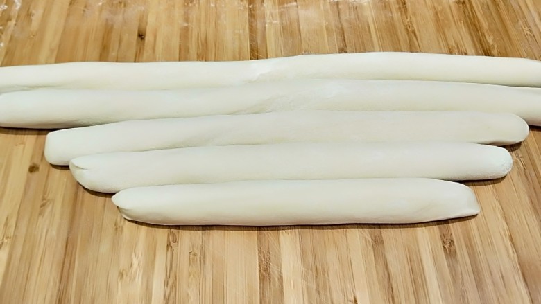 牛肉白萝卜香菜\速冻马蹄水饺,先搓成长圆形,在切成剂子。