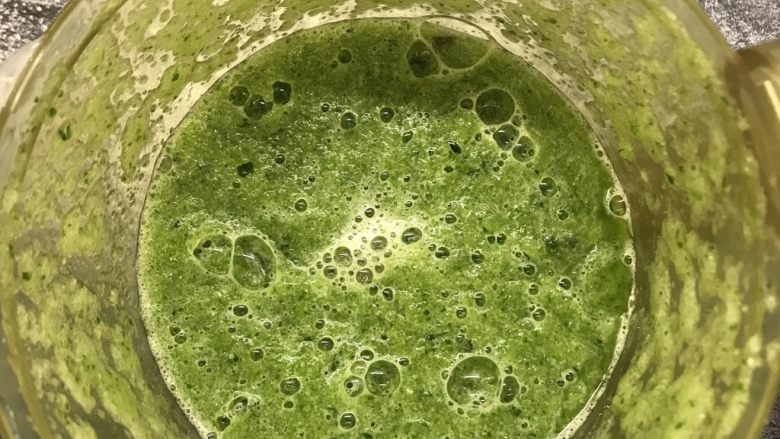 小清新黄瓜鸡蛋饼,放入辅食机里打成泥