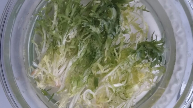 花环沙拉🌸,清洗苦菊,首先放在水龙头下冲洗,然后用淡盐水浸泡。