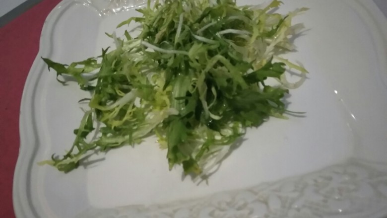 花环沙拉🌸,将洗干净的苦菊取出来控水,并撕成小段。