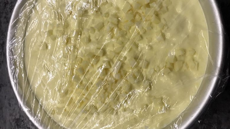 玉米蒸蛋糕,盖上锡纸或保鲜膜,用牙签戳几个洞,冷水上锅,烧开后大火蒸25分钟,焖5分钟后出锅,也可入烤箱烘烤