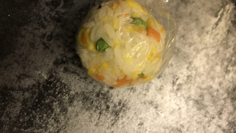 帽子饭团,包起保鲜膜,将饭团捏圆