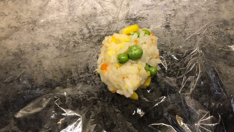 帽子饭团,取一张保鲜膜，放上适量蔬菜米饭