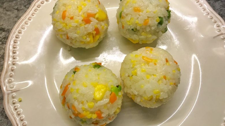 帽子饭团,去掉保鲜膜放入盘中备用