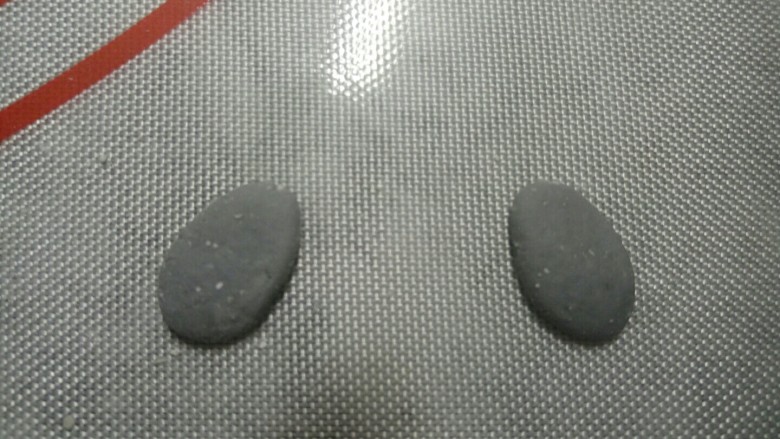 熊猫汤圆~幸福团团圆圆,再取大约1.5克的黑面团做熊猫的眼睛和嘴巴