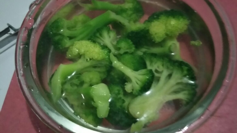 圣诞🎄沙拉,将煮好的西兰花放在凉水里,颜色翠绿很好看的哦。