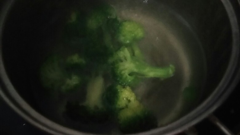圣诞🎄沙拉,锅中倒水,放油放盐,水开后放入西兰花,西兰花不要煮太久。