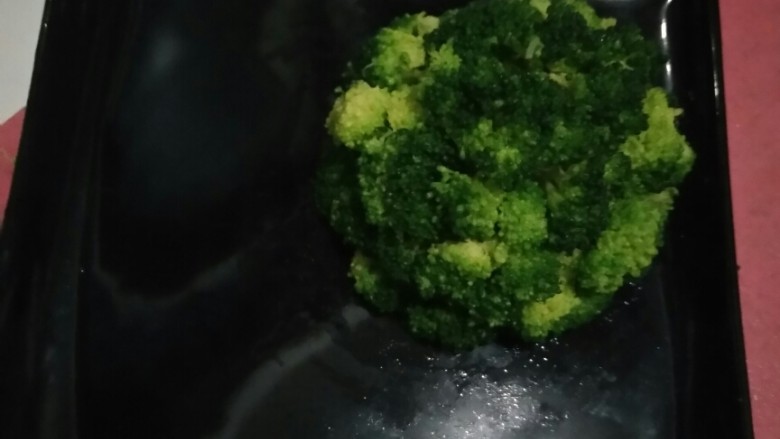 圣诞🎄沙拉,将煮好的西兰花控水后插在做好的树桩上,注意不要插的太密集,要稍微留点空隙,待会做装饰用。