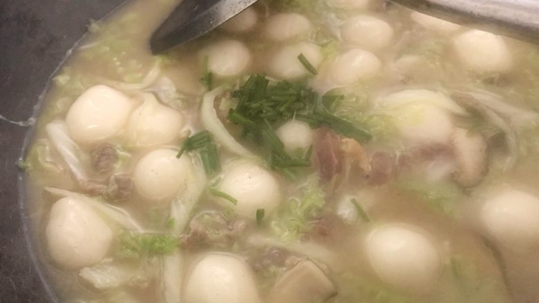 肉菜咸汤圆2,汤圆煮熟后,出锅前加入葱花。