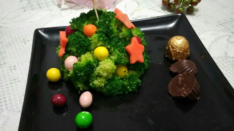 圣诞🎄沙拉,将装饰用的糖果和萝卜摆放好,是不是已经很漂亮了呢。