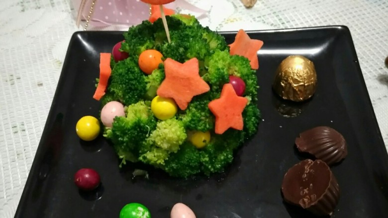 圣诞🎄沙拉,将小老鼠摆放好,是不是很可爱了呢。
