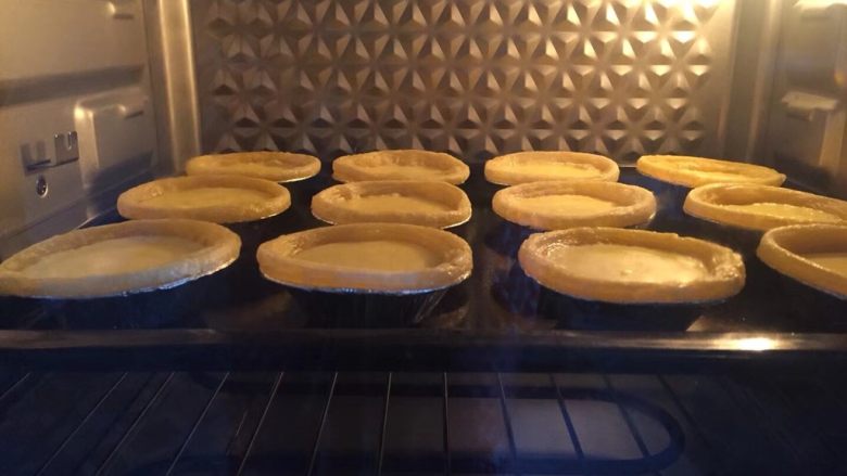 炼奶蔓越莓蛋挞
,送入烤箱200℃中下层上下火10分钟