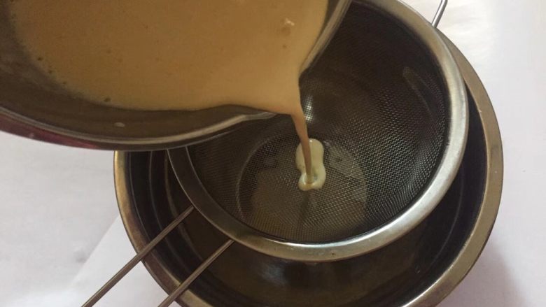 炼奶蔓越莓蛋挞
,用筛子过筛去除多余的颗粒状