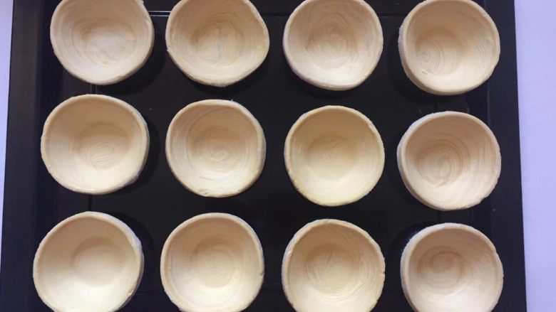 炼奶蔓越莓蛋挞
,挞皮常温软化后装入模具内