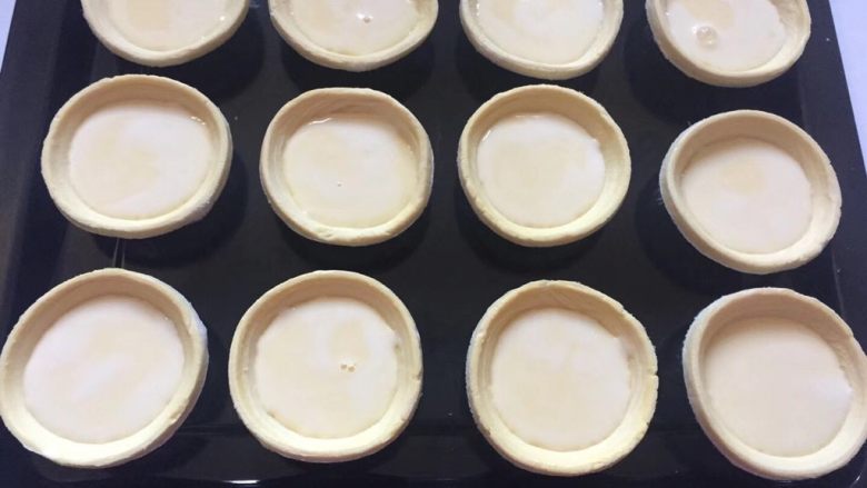 炼奶蔓越莓蛋挞
,把蛋奶糊倒入八分满