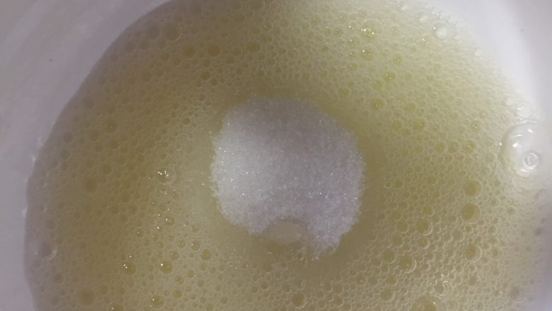 10分钟快手早餐系列篇(五),蛋清里分三次加入细砂糖
