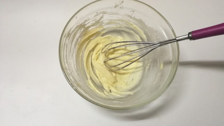 红丝绒手绘蛋糕卷,拌均匀即可装袋绘画,如果要调色,这时候加入色素调色以后再装入袋子