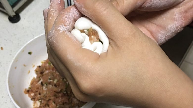 香菇肉馅汤圆,糯米粉容易裂,慢慢操作