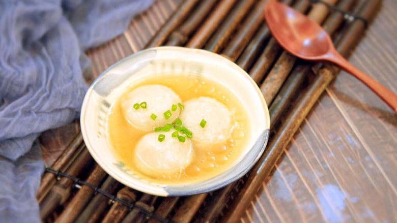 香菇肉馅汤圆,取碗,放少许盐,生抽,浇上煮汤圆的汤,盛出汤圆,撒上葱花、淋上麻油就可以啦