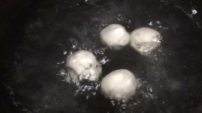 香菇肉馅汤圆,将汤圆从锅边滑入,全部下好后,用锅铲轻轻的推动汤圆,防止粘锅,我搓的大概约5厘米直径大小