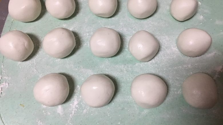 香菇肉馅汤圆,为了包出来大小均匀,可以分成差不多大的剂子