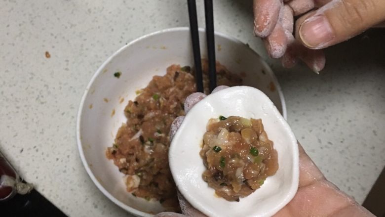 香菇肉馅汤圆,用手将糯米团延展开,包馅