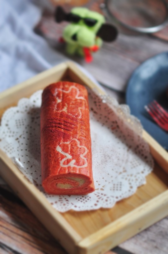 红丝绒手绘蛋糕卷,栗子奶酱非常好吃,可以换成淡奶油~
