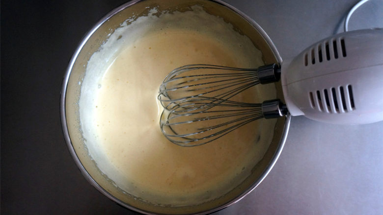 不一样的元宵，球形小蛋糕,中速搅打至蛋液蓬松变白。
