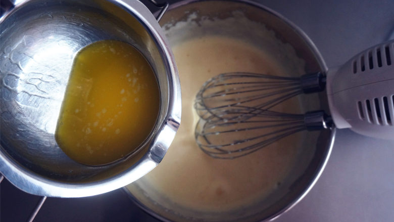 不一样的元宵，球形小蛋糕,<a style='color:red;display:inline-block;' href='/shicai/ 887'>黄油</a>隔水融化后加入蛋液中，搅打融合。
