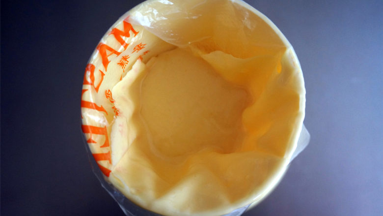 不一样的元宵，球形小蛋糕,将蛋糕糊装入裱花袋。
