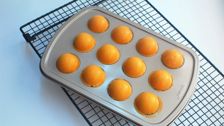 不一样的元宵，球形小蛋糕,出炉后立即打开盖子冷却。
