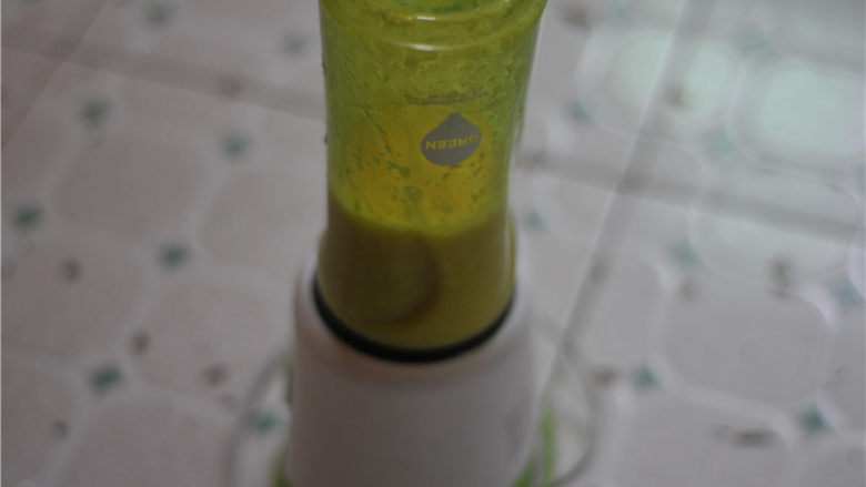 橙汁丸子,<a style='color:red;display:inline-block;' href='/shicai/ 626'>橙子</a>去皮榨汁,过滤掉一半的渣