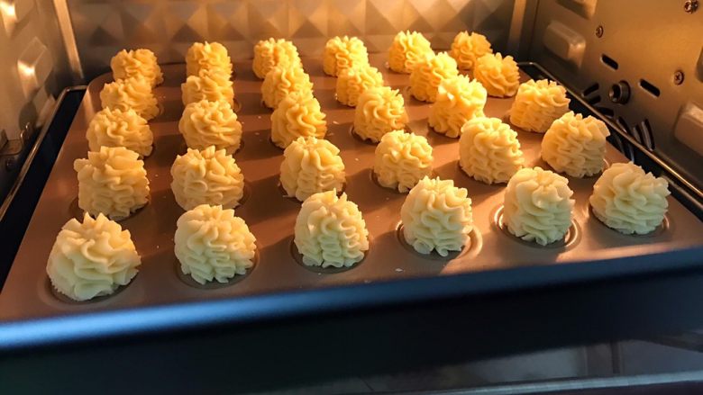 网红黄油小花曲奇,放入预热好的烤箱用低温慢烤:120度,烤40到50分钟,看微微上色即可