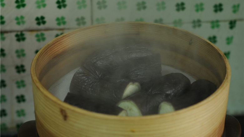 手撕茄子,盖上锅盖,大火烧开后蒸十分钟