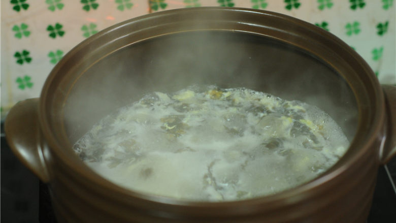 手撕茄子,撒入虾皮和鸡蛋液,用筷子快速划散后加盐调味