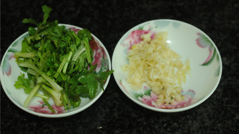 手撕茄子,在蒸茄子的时候准备好配菜,蒜切末,<a style='color:red;display:inline-block;' href='/shicai/ 131'>香菜</a>切成小段