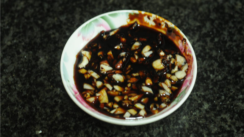 手撕茄子,将蒜末放在碗里,加入<a style='color:red;display:inline-block;' href='/shicai/ 788'>生抽</a>拌匀待用
