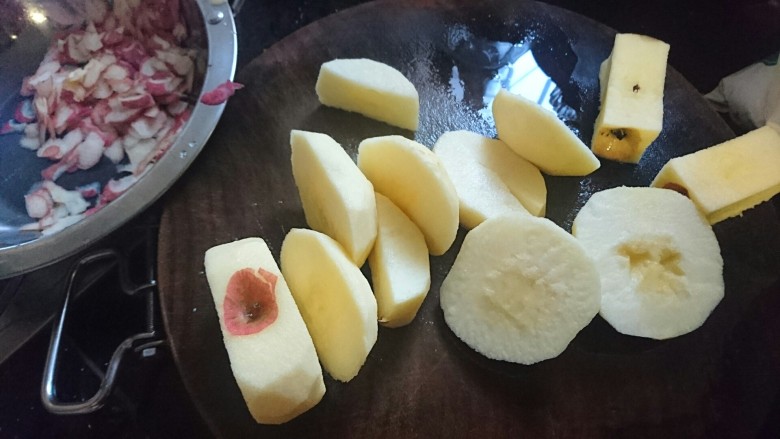 暖心拔丝浇糖苹果,沿着苹果核切果肉，苹果核部分不要(可以啃着吃掉不浪费)