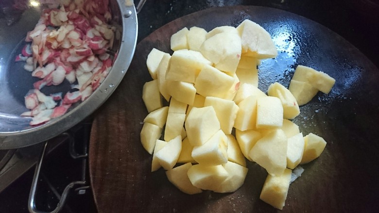 暖心拔丝浇糖苹果,苹果肉切块，有点像切土豆块大小，不可太小