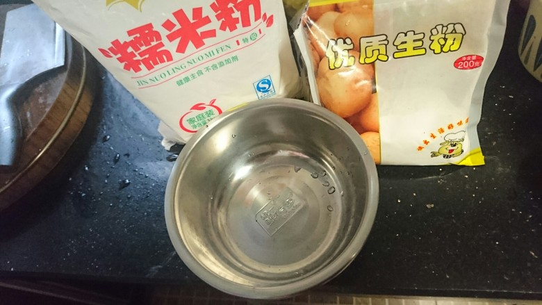 暖心拔丝浇糖苹果,单独准备一个碗，用来做面糊