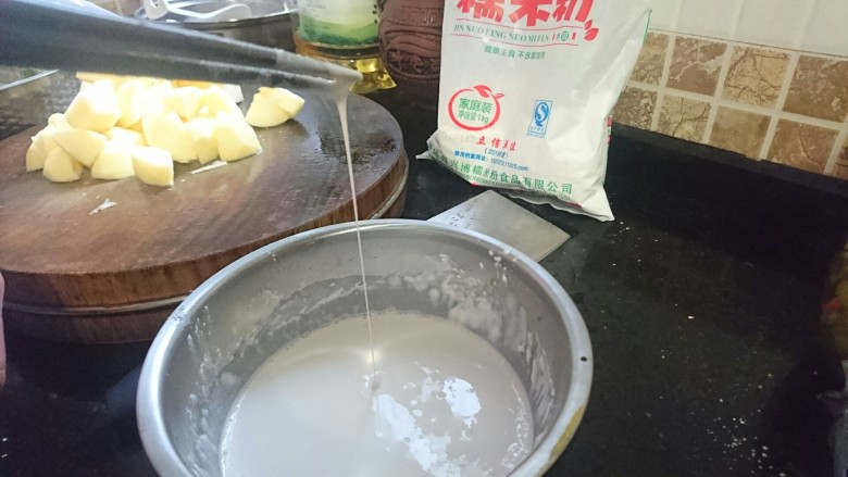 暖心拔丝浇糖苹果,如图，稀了就加糯米粉