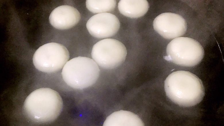 水果涝汤圆,大约煮5分钟左右汤圆漂浮起来就可以出锅享用喽