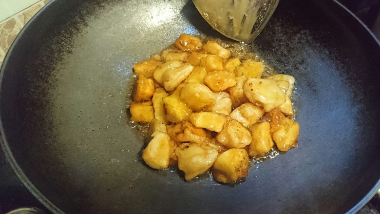 暖心拔丝浇糖苹果,倒入之前做好的苹果块