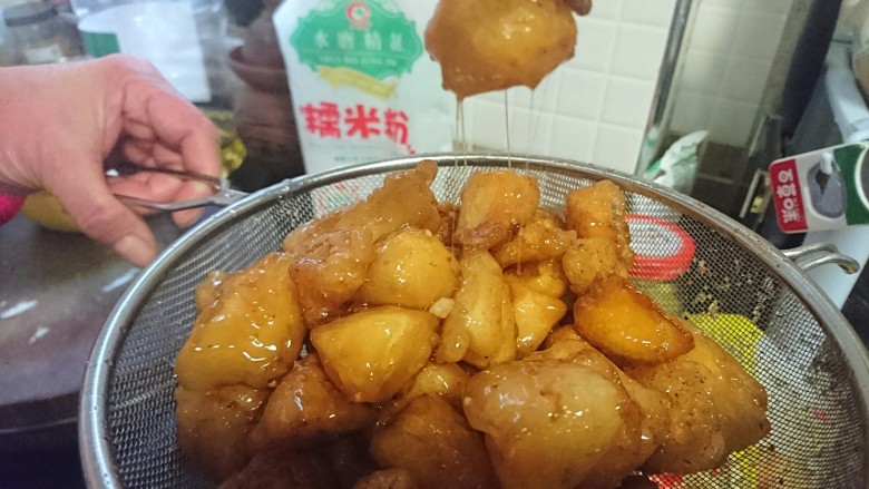 暖心拔丝浇糖苹果,小火搅拌出锅即可，稍微放凉可拉开拔丝