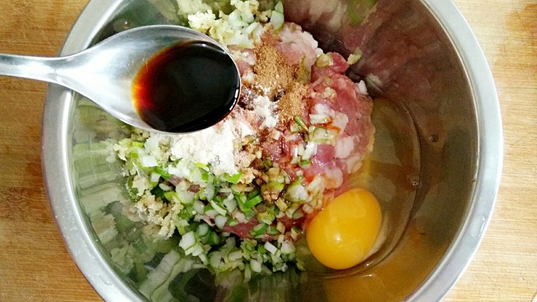 蛋满灌,在<a style='color:red;display:inline-block;' href='/shicai/ 5353'>肉馅</a>中加入<a style='color:red;display:inline-block;' href='/shicai/ 3250'>葱</a><a style='color:red;display:inline-block;' href='/shicai/ 37'>姜</a>末，<a style='color:red;display:inline-block;' href='/shicai/ 9'>鸡蛋</a>，十三香粉，盐，<a style='color:red;display:inline-block;' href='/shicai/ 756'>鸡精</a>，<a style='color:red;display:inline-block;' href='/shicai/ 135354'>味极鲜酱油</a>。